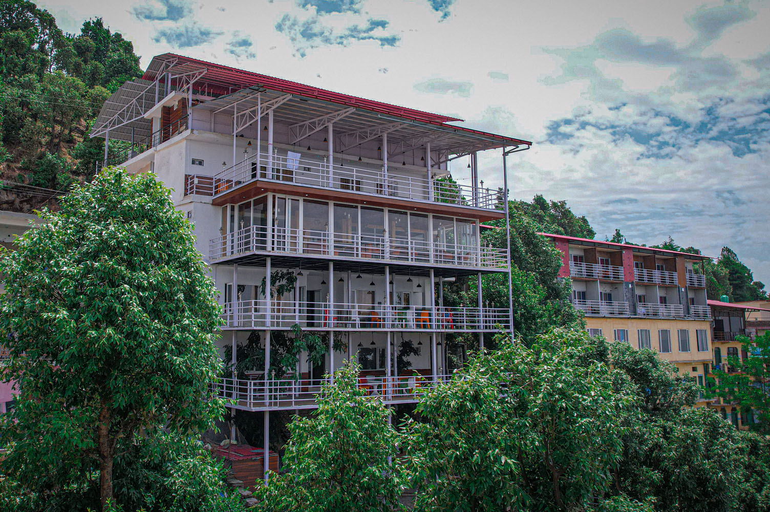 hotel in Kanatal with parking